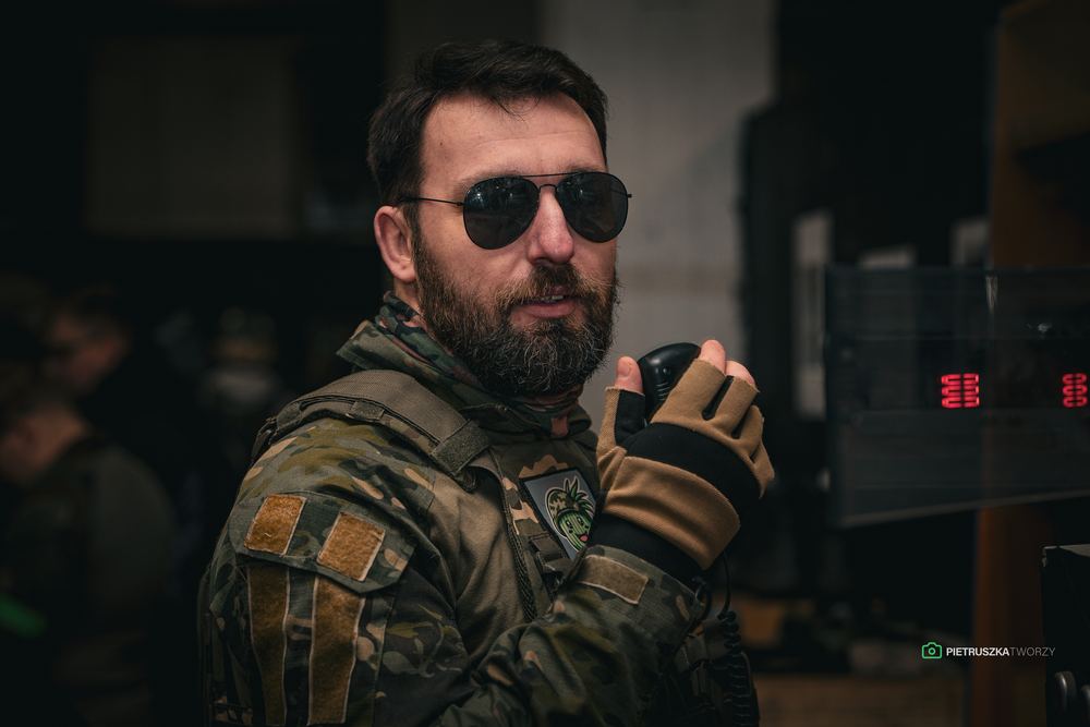 Operatorzy w osłonie · KWATERA